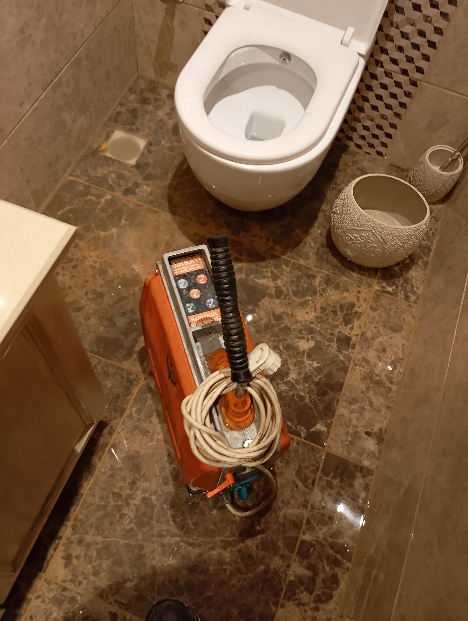 Tuvalet tıkanıklığı açma ve kontrollü müdahale